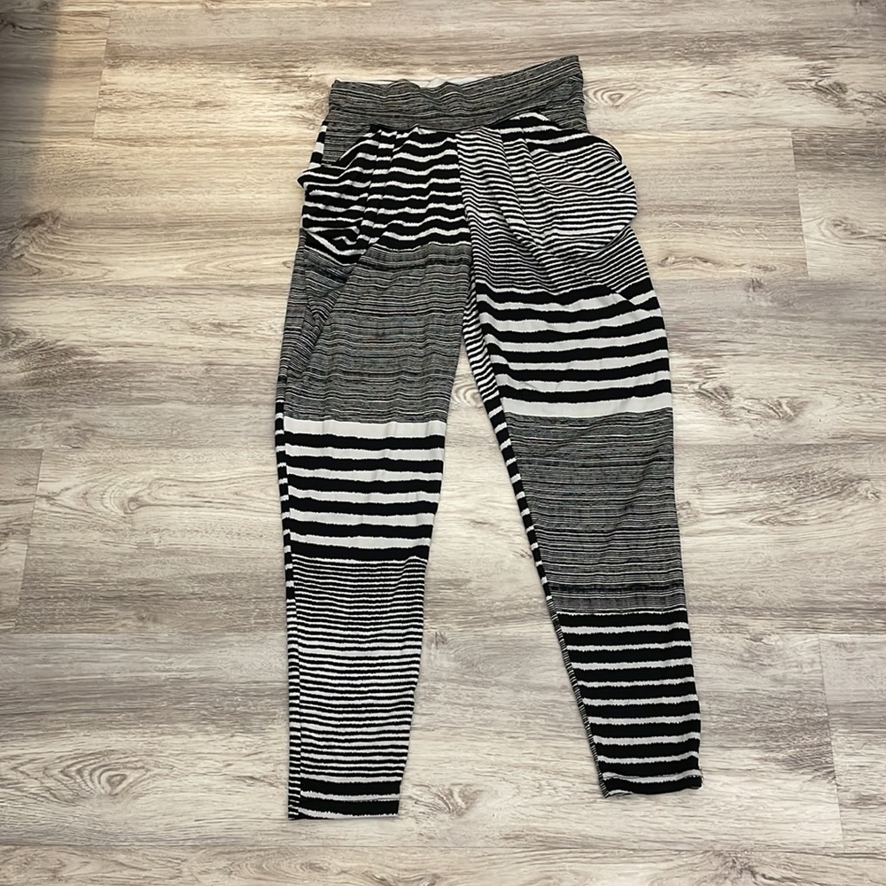 The Hanger Black & White Alternating Stripe Pattern Stretchy Pull On Pants M/L
